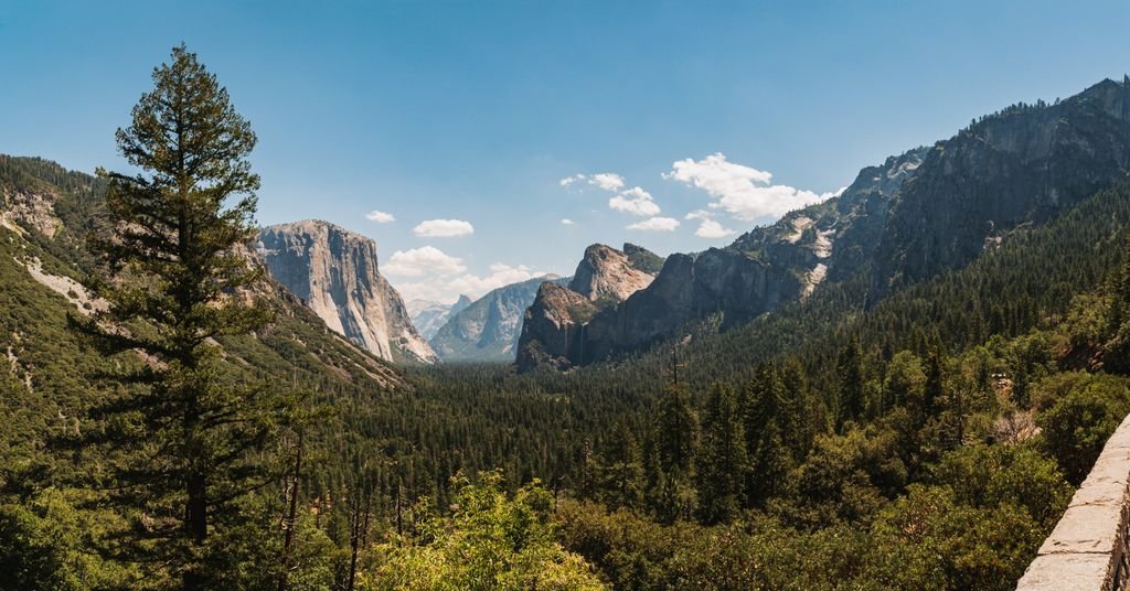 Scenic view of Yosemite Valley featuring El Capitan under a clear blue sky.